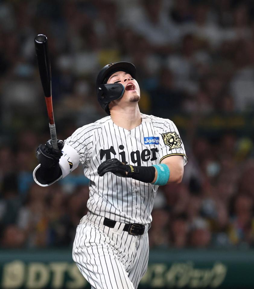 　７回、三飛に倒れる佐藤輝（撮影・北村雅宏）