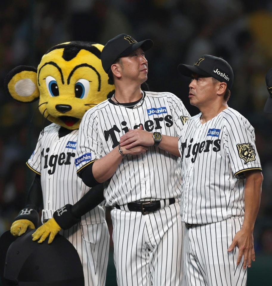 　連勝が止まり、センター方向に目をやる藤川監督（中央）＝撮影・北村雅宏