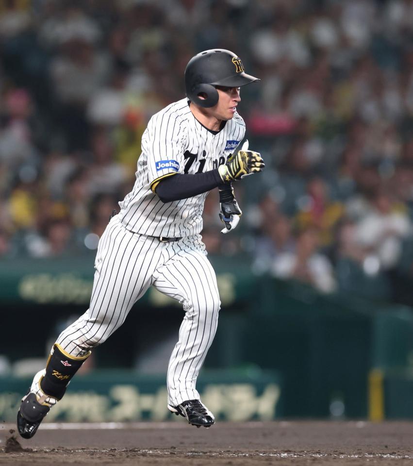 　９回、ゴロを放った近本は激走し、内野安打をもぎ取る（撮影・北村雅宏）