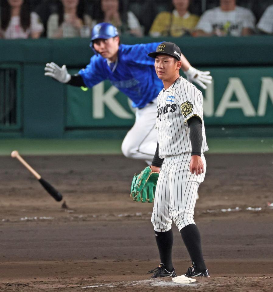 　９回、佐野を二ゴロに打ち取って三者凡退に退ける伊原（撮影・立川洋一郎）