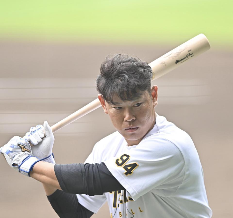 　１軍に合流し、打撃練習する原口（撮影・西田忠信）