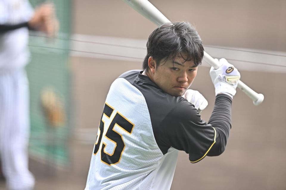 　１軍に合流し、打撃練習する楠本（撮影・西田忠信）