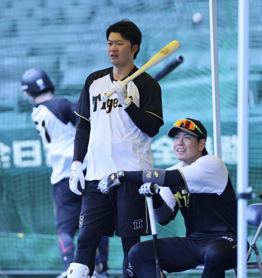 　１軍に合流した楠本。右は梅野（撮影・田中太一）