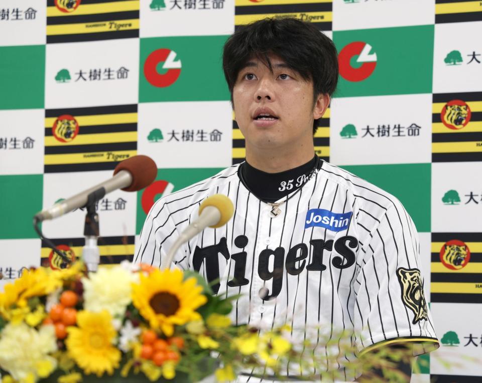 　「大樹生命月間ＭＶＰ賞」を受賞し、会見する才木（撮影・北村雅宏）