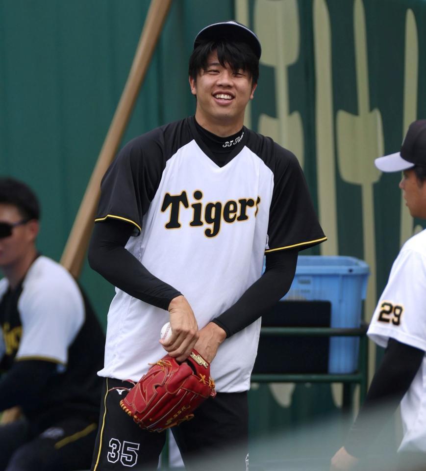 　練習中に笑顔を見せる才木（撮影・北村雅宏）