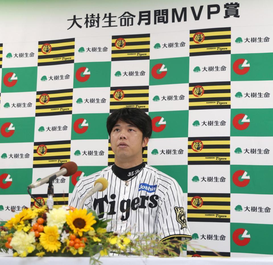　「大樹生命月間ＭＶＰ賞」を受賞し、会見する才木（撮影・北村雅宏）