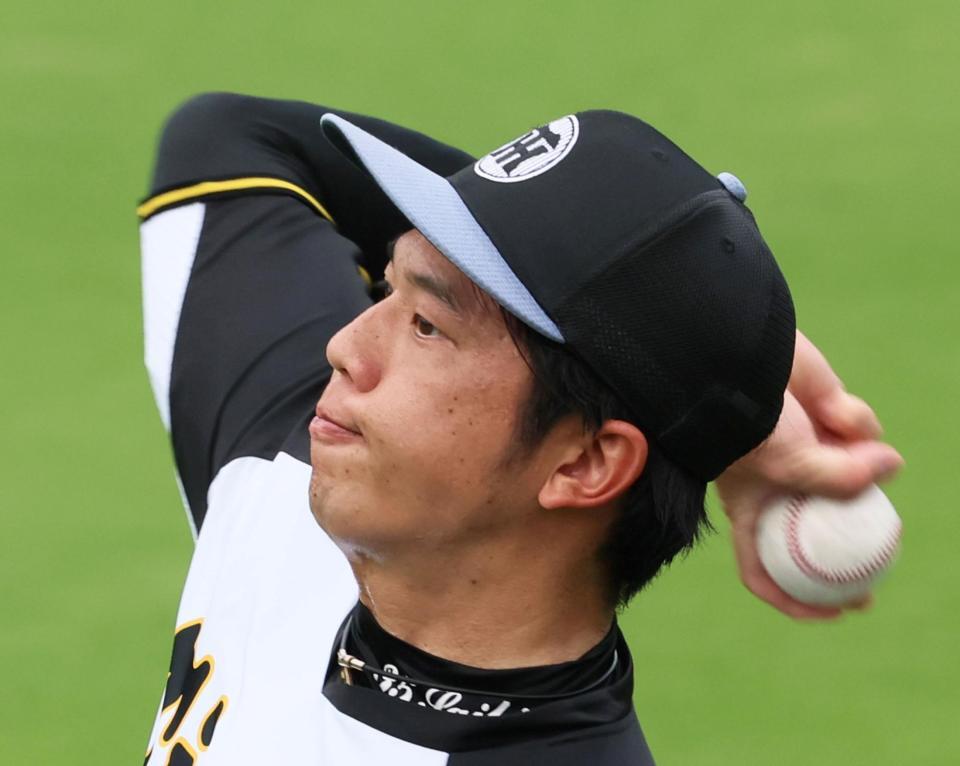 　キャッチボールをして調整する才木（撮影・立川洋一郎）