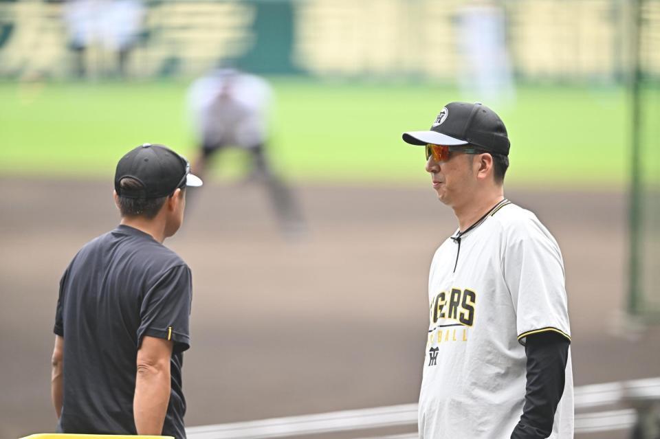 　藤本コーチ（左）と言葉を交わす藤川監督（撮影・西田忠信）