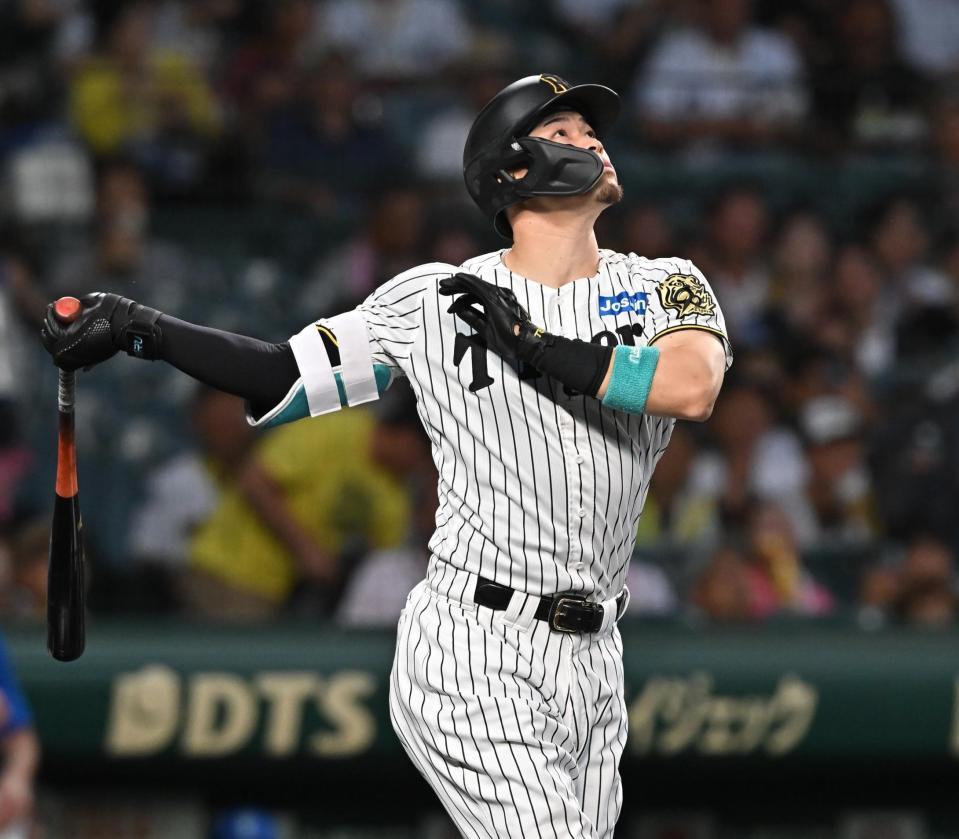 　１回、先制２塁打を放つ佐藤輝（撮影・西田忠信）