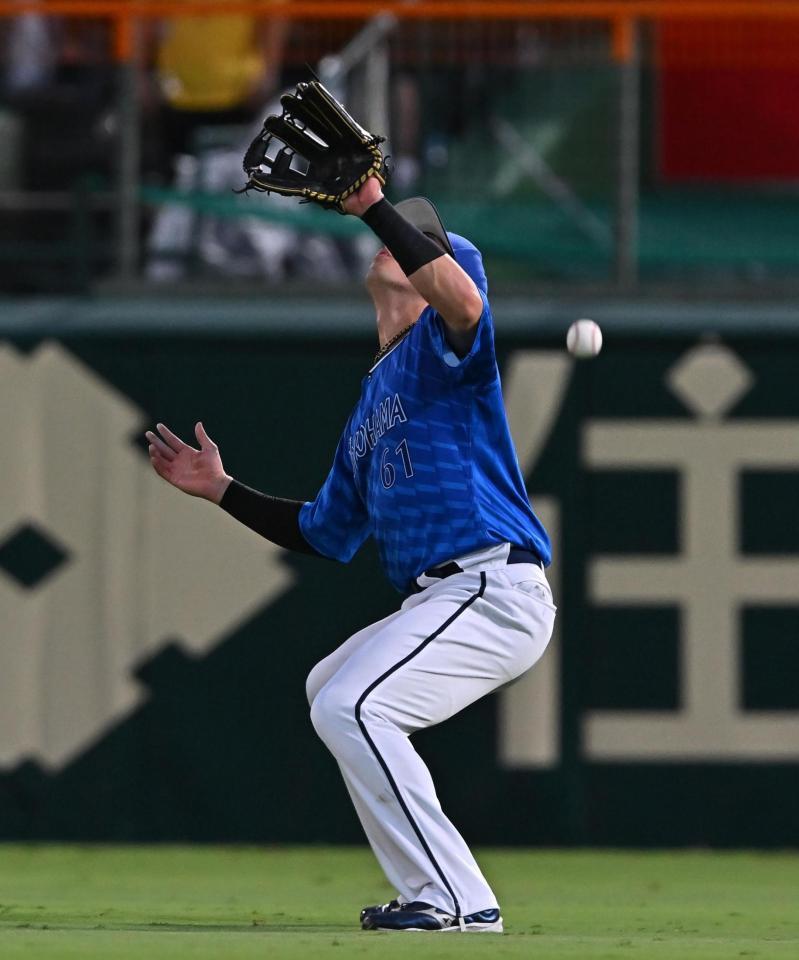 　１回、蝦名は佐藤輝の飛球を捕れず先制２塁打にする（撮影・西田忠信）