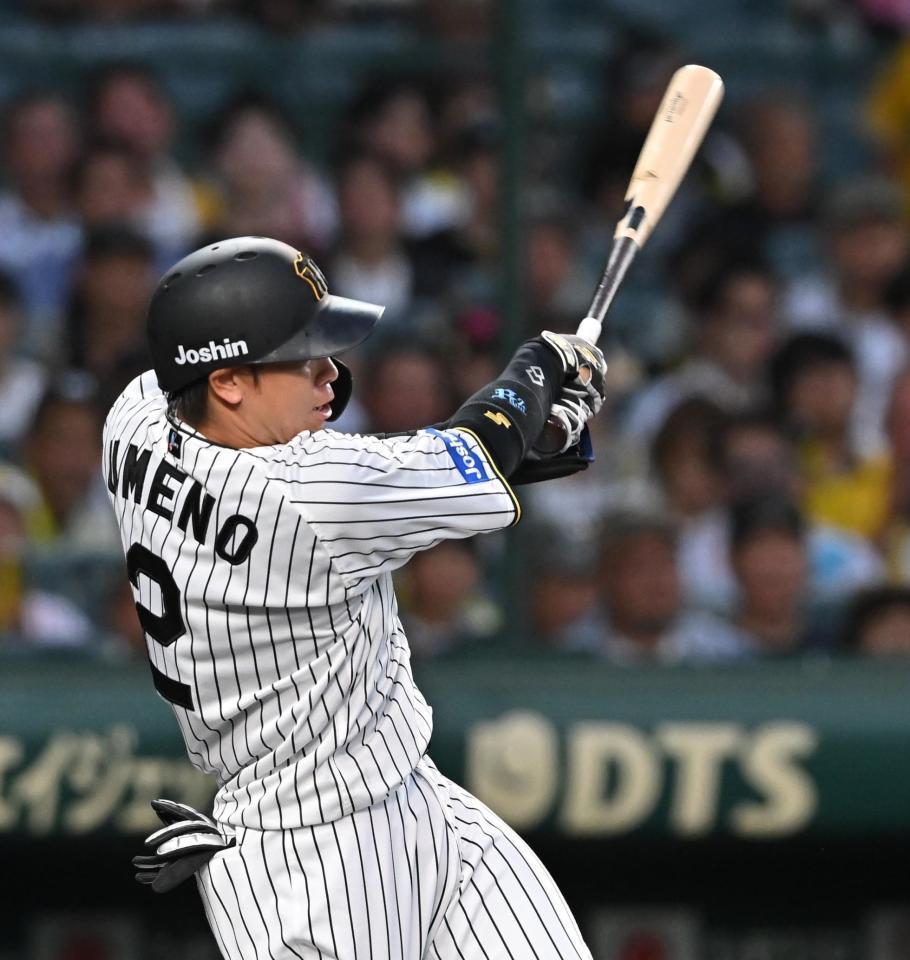 　１回、二塁打を放つ梅野（撮影・西田忠信）