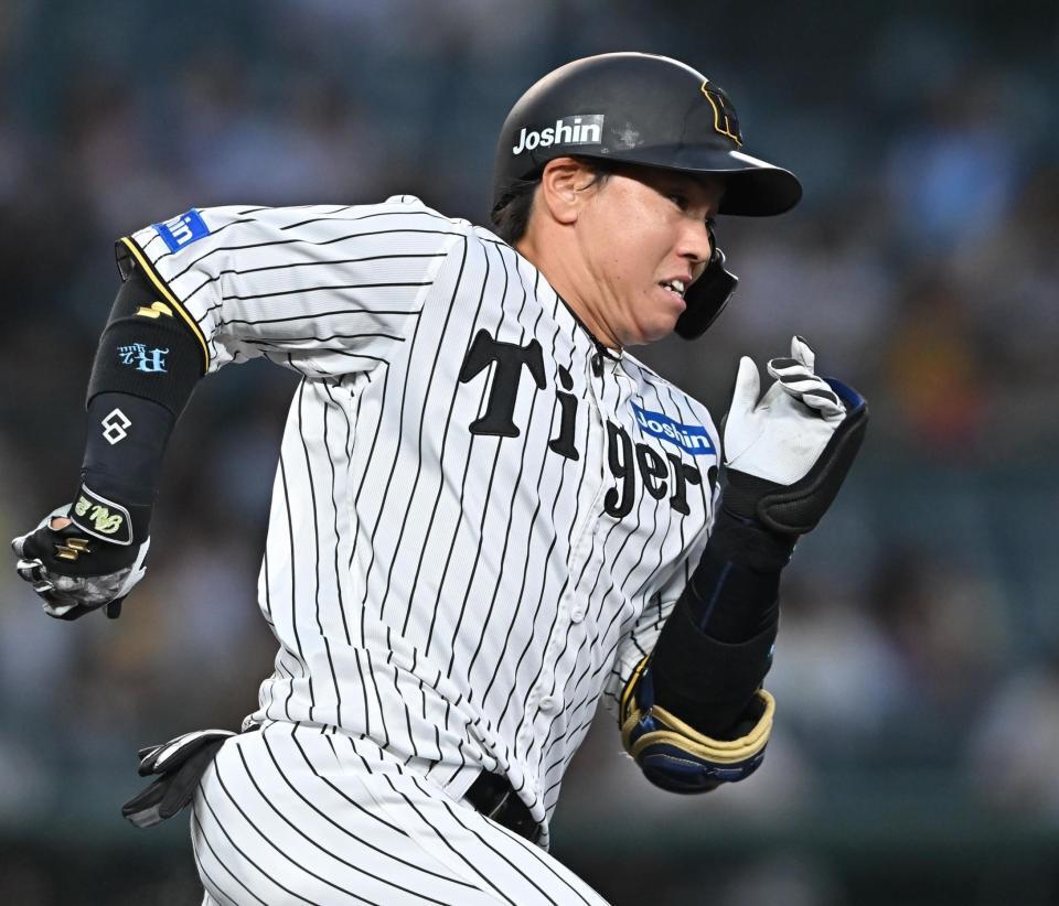 　１回、左越えの打球で激走する梅野（撮影・西田忠信）