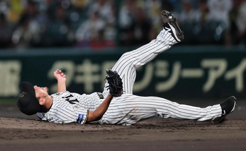 　２回、佐野の強烈な打球を好捕する伊藤将（撮影・田中太一）