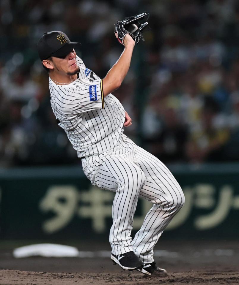 　２回、佐野の強烈な打球を好捕する伊藤将（撮影・田中太一）