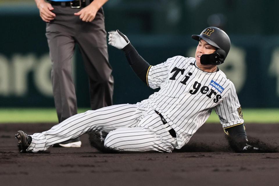 　１回、二塁打を放つ梅野（撮影・田中太一）