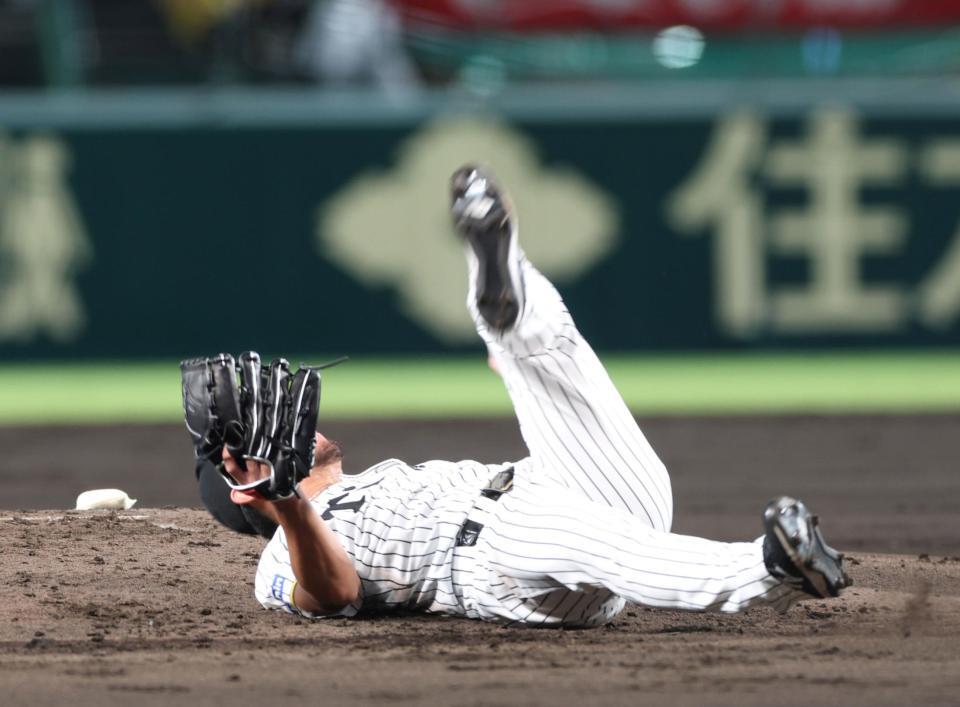 　２回、佐野の打球を好捕する伊藤将（撮影・北村雅宏）