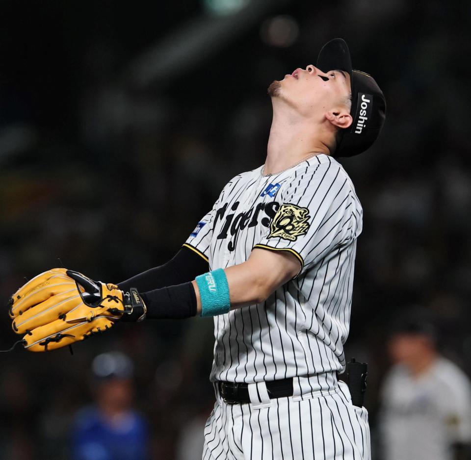 　４回、桑原の打球を二塁へ送球するも野選となり天を仰ぐ佐藤輝（撮影・田中太一）