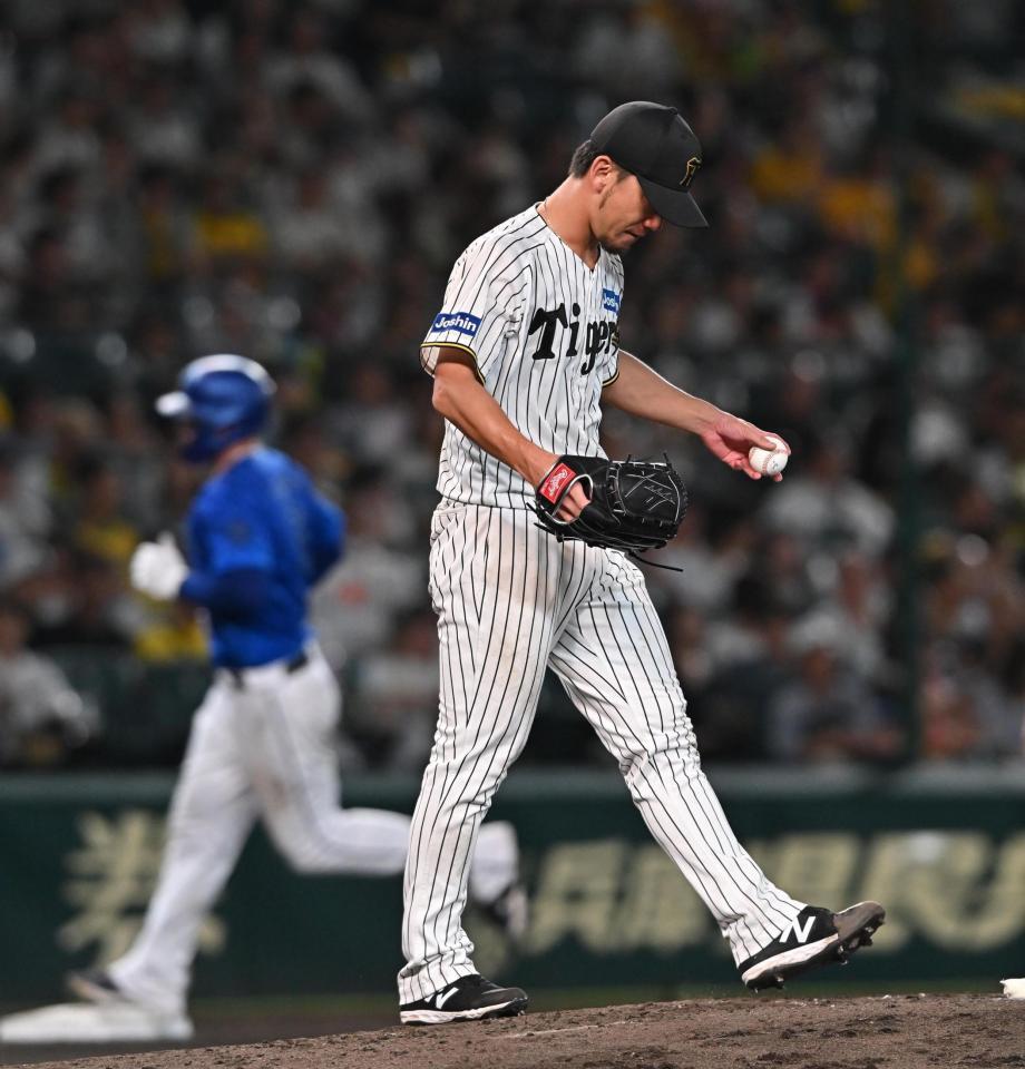 　６回、オースティン（左）にソロを浴びた伊藤将（撮影・西田忠信）