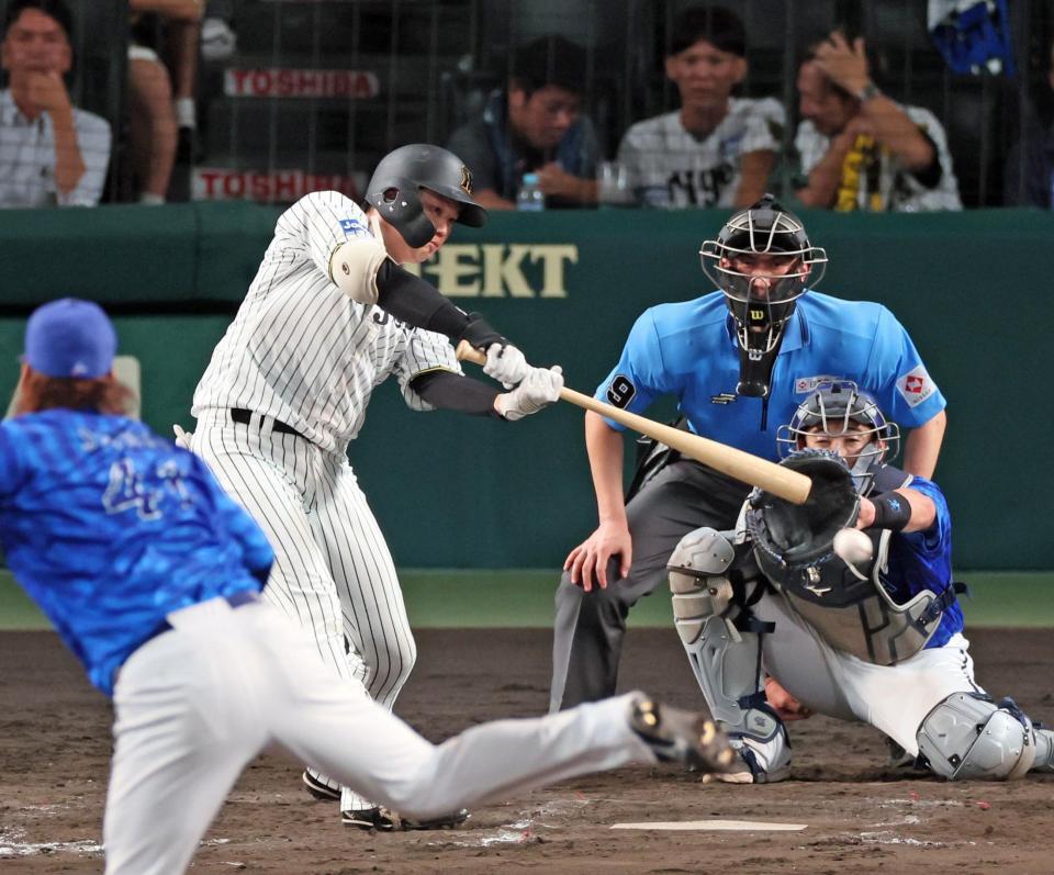 　９回、左前打を放つ楠本（撮影・立川洋一郎）