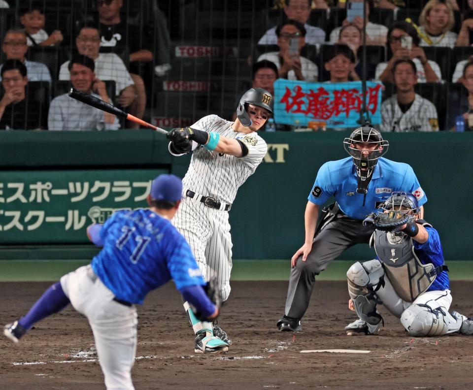 　５回、左前打を放つ佐藤輝（撮影・立川洋一郎）