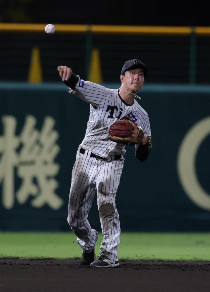 　６回、佐野の打球に飛び込み好捕。素早く送球しアウトにする小幡（撮影・坂部計介）