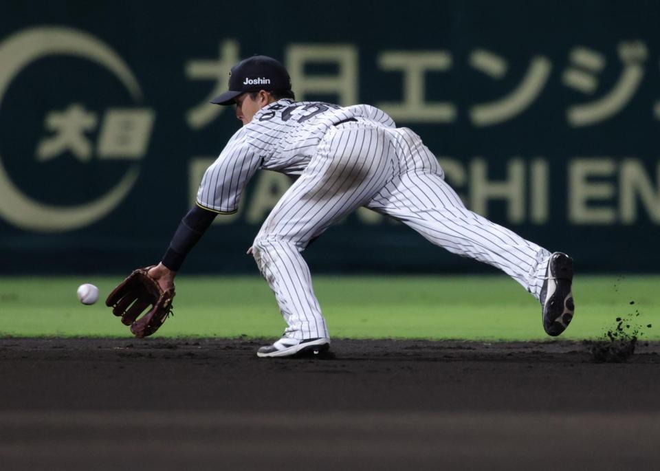 　６回、佐野の打球に飛び込み好捕。素早く送球しアウトにする小幡（撮影・坂部計介）