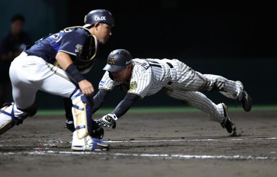 　３回、豊田の中犠飛で三走・福島がヘッドスライディングで生還（撮影・坂部計介）