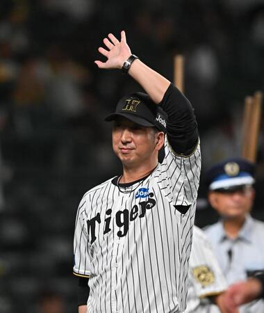 　試合後、スタンドの声援に応える藤川監督（撮影・西田忠信）