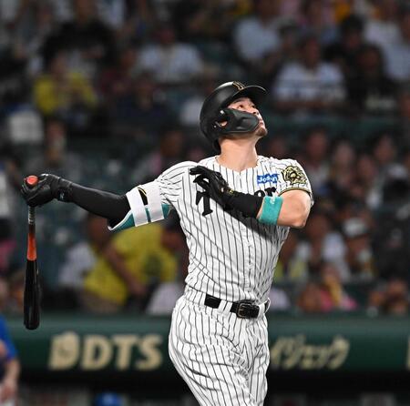 　１回、先制二塁打を放つ佐藤輝（撮影・西田忠信）