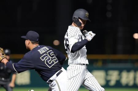 　３回、小幡は遊撃内野安打を放つ（撮影・坂部計介）