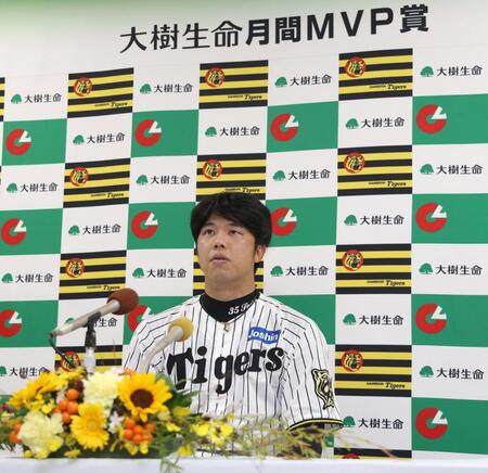 　「大樹生命月間ＭＶＰ賞」を受賞し、会見する才木（撮影・北村雅宏）