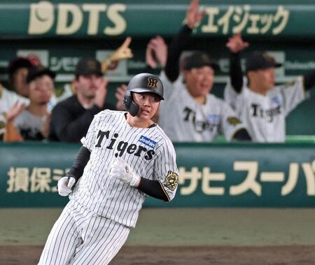 【写真】楠本の移籍後初安打に大喜びの大山　記念球争奪戦に勝利→きれいに手でこねる