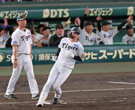　９回、阪神での初ヒットとなる左前打を放った楠本（撮影・立川洋一郎）