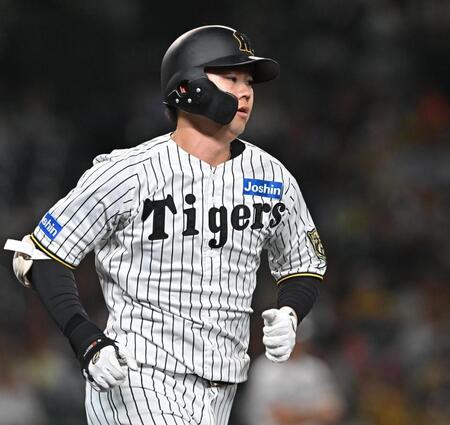 　７回、一塁への打球で懸命に走る代打・楠本（撮影・西田忠信）