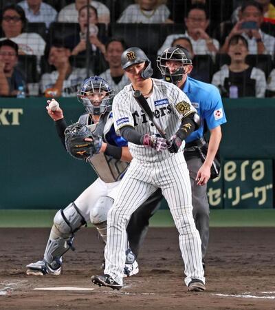 　８回、空振り三振に倒れる大山（撮影・立川洋一郎）