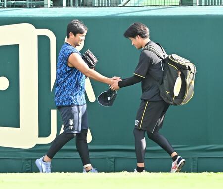 　山崎（左）と握手する高橋（撮影・西田忠信）