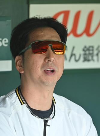 　試合前練習を見る藤川監督（撮影・西田忠信）