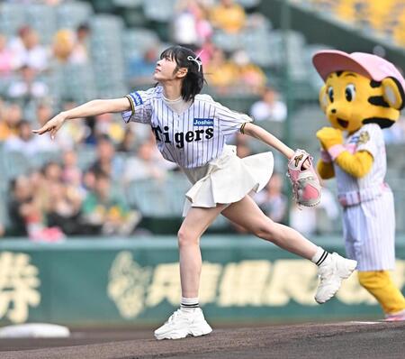 　ファーストピッチセレモニーを務めるＦＲＵＩＴＳ　ＺＩＰＰＥＲの鎮西寿々歌（撮影・西田忠信）