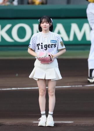 　ファーストピッチセレモニーを務めるＦＲＵＩＴＳ　ＺＩＰＰＥＲの鎮西寿々歌（撮影・立川洋一郎）