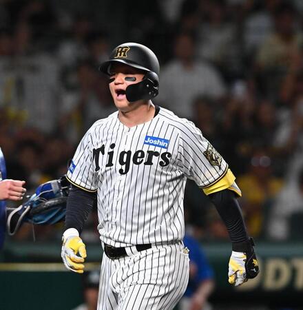 　４回、先制２ランを放ち生還する森下（撮影・西田忠信）