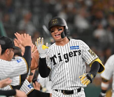 　４回、先制２ランを放ち笑顔を見せる森下（撮影・西田忠信）