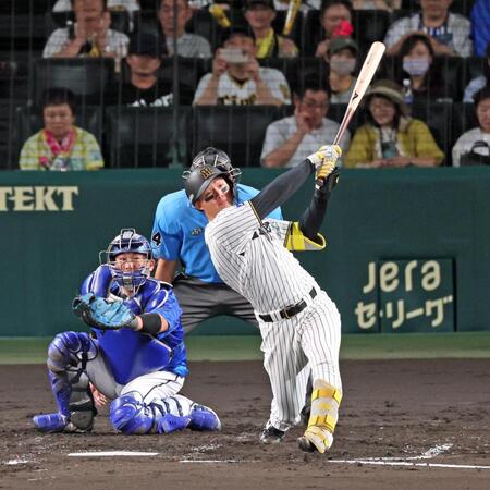 　４回、左翼スタンドへ先制２ランを放つ森下（撮影・立川洋一郎）