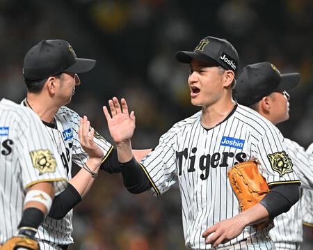 　完封勝利を挙げ、藤川監督（左）とタッチを交わす大竹（撮影・西田忠信）