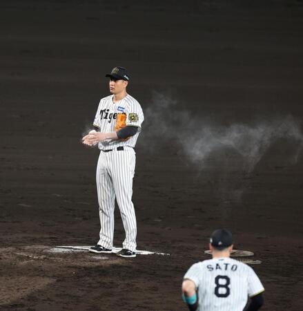 　９回登板前、ロジンの粉を手につける大竹（撮影・北村雅宏）