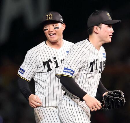 　二塁ベースにつまずくも笑顔で勝利を喜ぶ森下（撮影・田中太一）