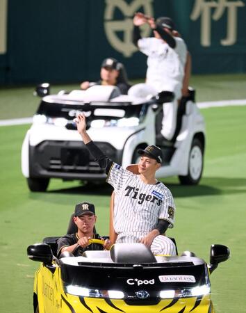 　場内を一周しファンの歓声に応える大竹（撮影・立川洋一郎）