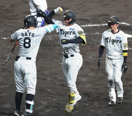 　４回、先制となる２ランを放ち、佐藤輝とタッチを交わす阪森下（中央）＝撮影・北村雅宏