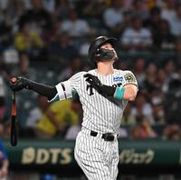 　１回、先制二塁打を放つ佐藤輝（撮影・西田忠信）