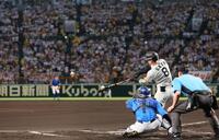 　１回、先制となる適時二塁打を放つ佐藤輝（撮影・北村雅宏）