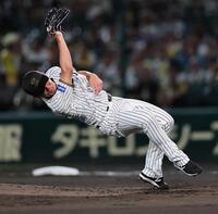 　２回、佐野の強烈な打球を好捕する伊藤将（撮影・田中太一）